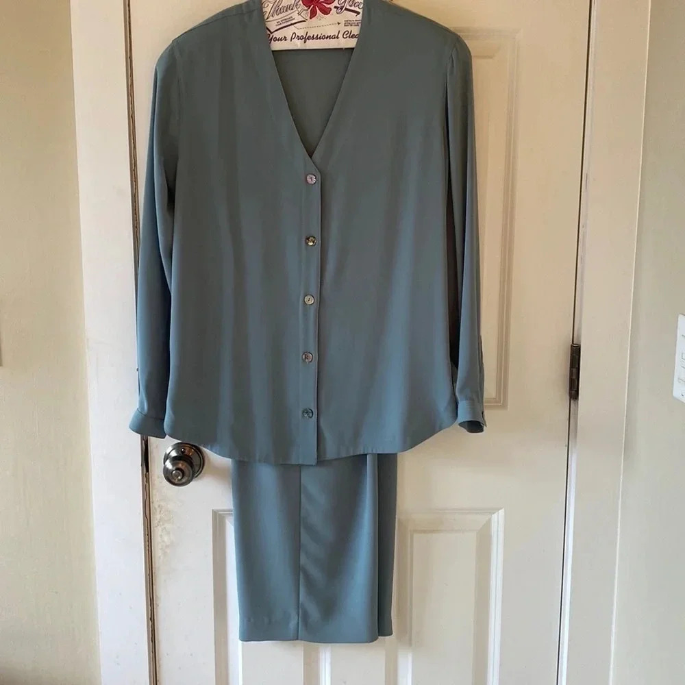 Regina Porter green shirt pant set size 6 V neck button-down shirt elastic waist